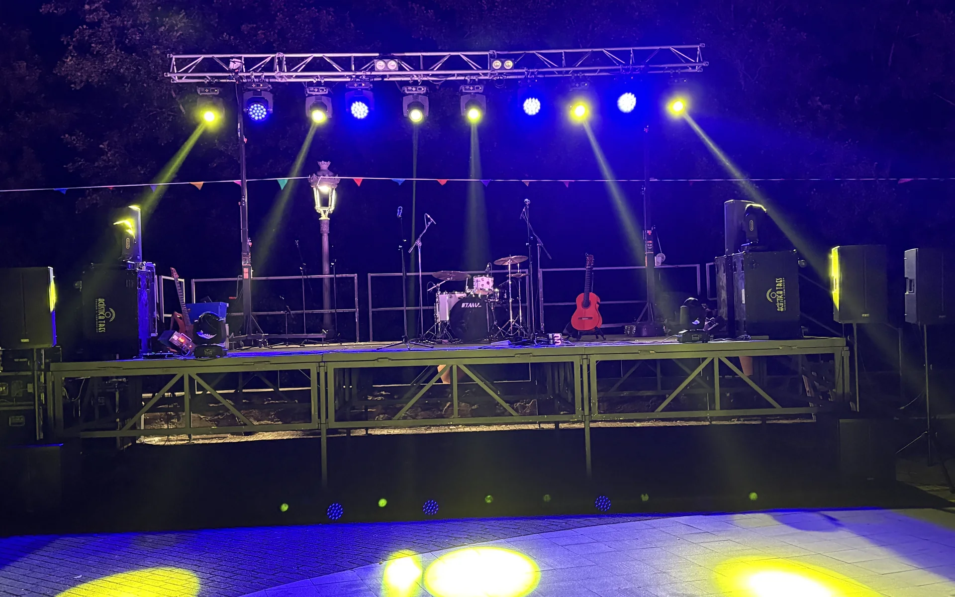 Escenario real de La Tribu Fever con truss, iluminación y sistema de sonido