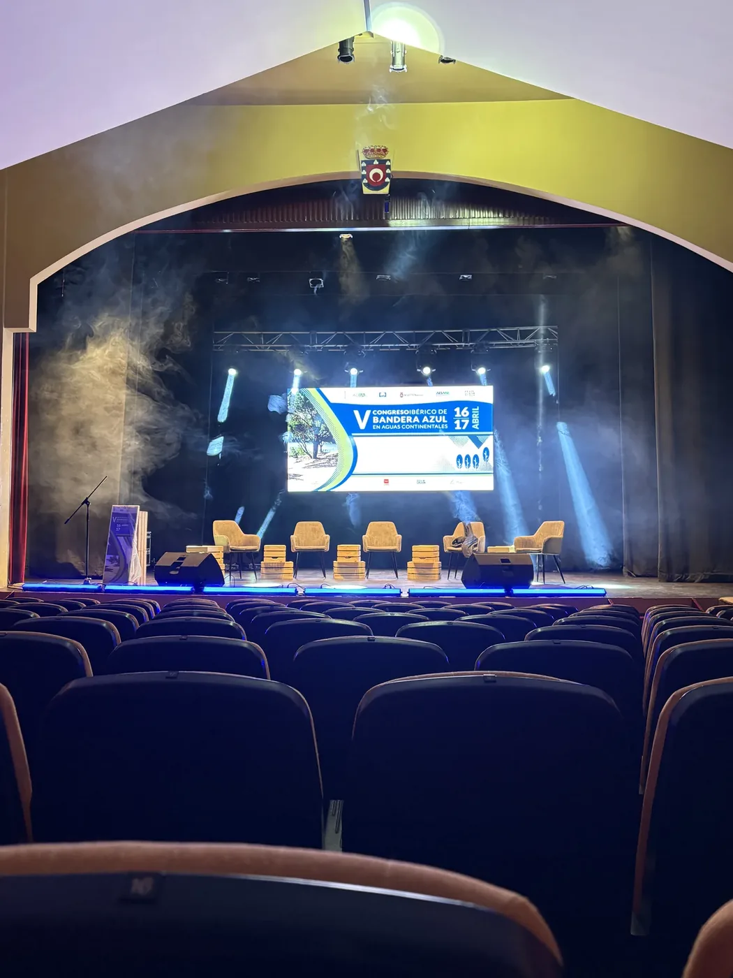 Producción audiovisual para congreso con escenario, pantalla y sonido