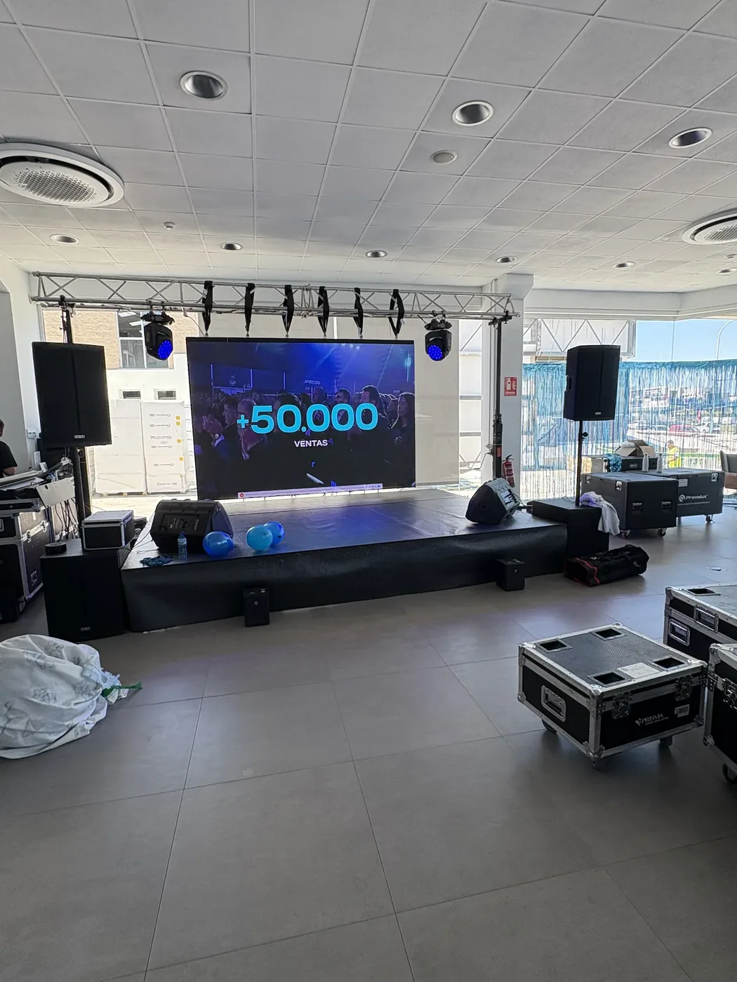 Montaje corporativo con gran pantalla LED, escenario e iluminación